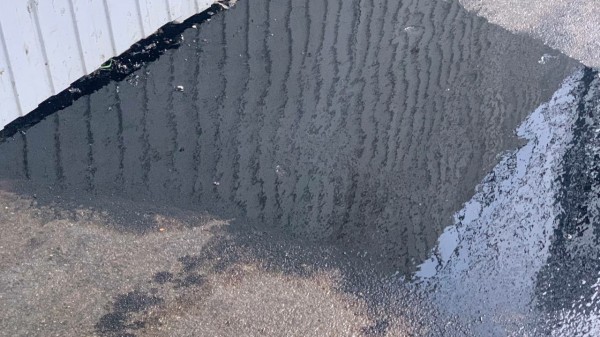 Петербуржцам приходится перешагивать на проспекте Медиков нефтяную лужу