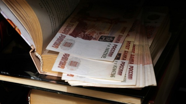 Петербургская пенсионерка после разговора с мошенницей перевела на “безопасные” счета более 1 млн рублей Петербургская пенсионерка после разговора с мошенницей перевела на “безопасные” счета более 1 млн рублей