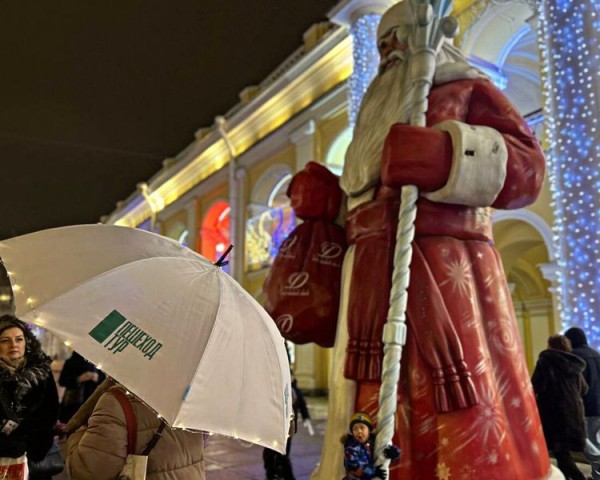 Праздничная пешеходная экскурсия «Волшебство новогоднего Петербурга» Праздничная пешеходная экскурсия «Волшебство новогоднего Петербурга»