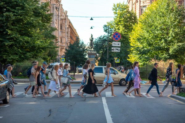 &laquo;Девушки по городу шагают босиком&raquo; &mdash; в Петербурге прошёл флешмоб к концерту Вячеслава Бутусова