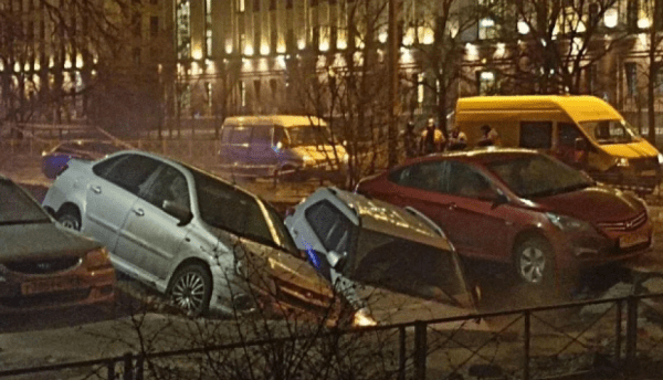 В Петербурге из-за коммунальной аварии в яму попали автомобили