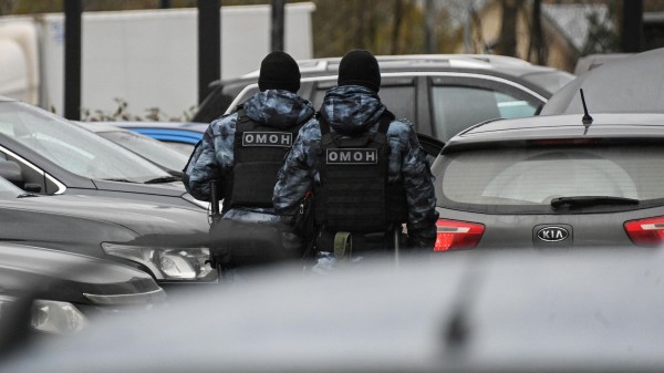 Телеканал "Москва 24": в центре Санкт-Петербурга мужчина выстрелил в сотрудника ОМОНа