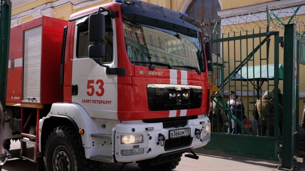 МЧС: в Петербурге на Невском проспекте загорелось мансарда пятиэтажного здания кинотеатра