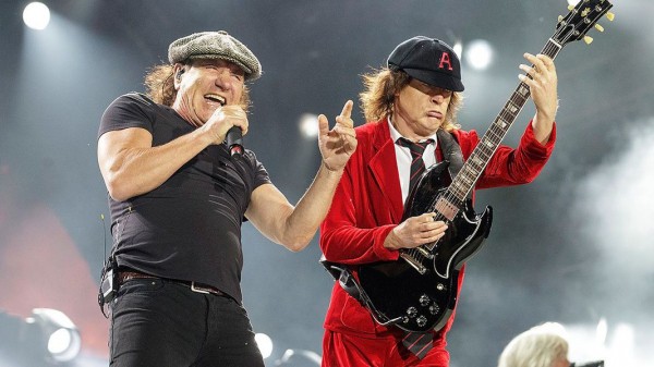 AC/DC возвращаются на сцену спустя семь лет AC/DC возвращаются на сцену спустя семь лет