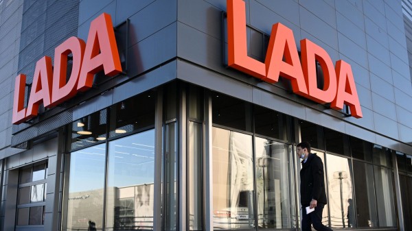 "АвтоВАЗ": автомобили Lada подорожали в России в среднем на два процента