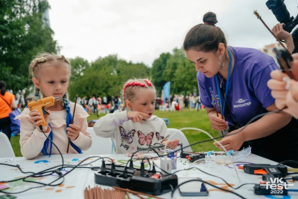 Музыка, движ и роботы: полный гид по VK Fest 2023 в Санкт-Петербурге Музыка, движ и роботы: полный гид по VK Fest 2023 в Санкт-Петербурге