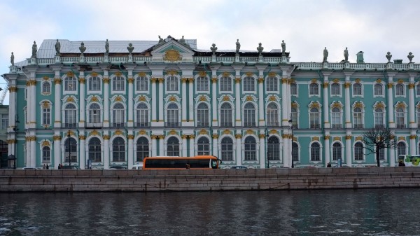 В Петербурге проверили Эрмитаж после сообщения о минировании, угроза не подтвердилась