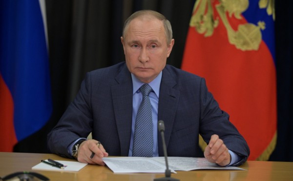Путин призвал чиновников пересаживаться на отечественные авто Путин призвал чиновников пересаживаться на отечественные авто