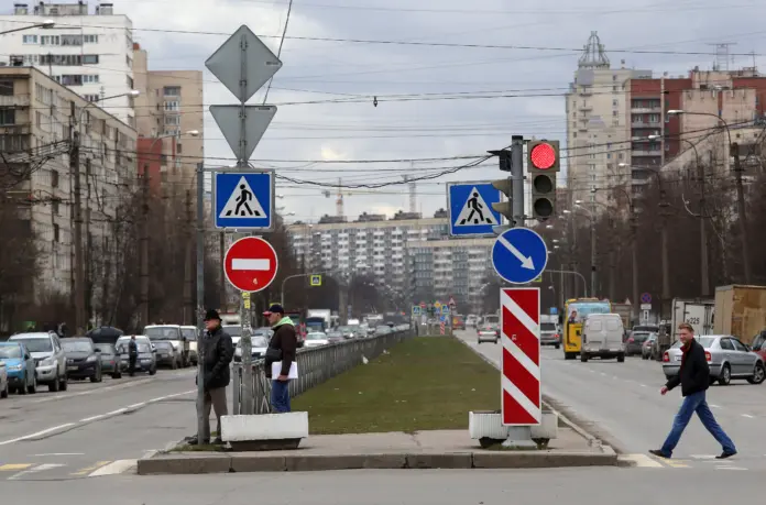 Свыше 100 светофоров Т7 появятся на пешеходных переходах Петербурга в 2025 году