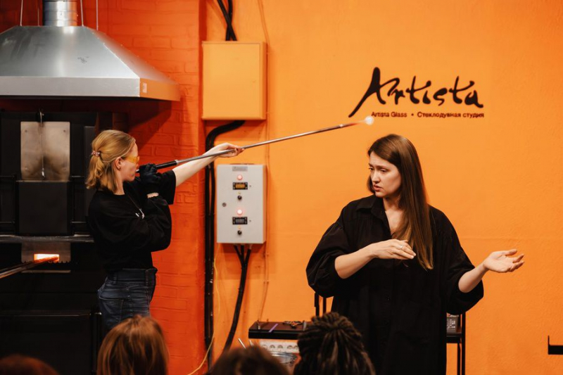 Шоу стеклодува в студии Artista Glass