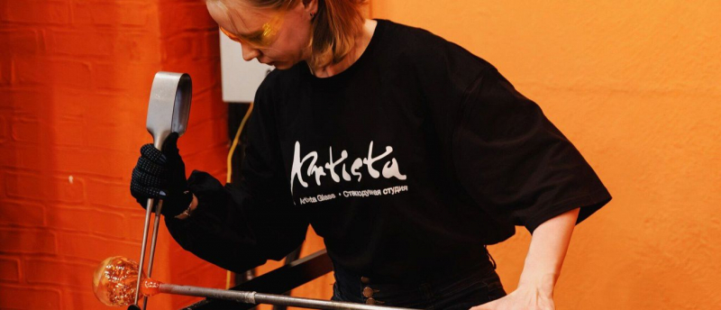 Шоу стеклодува в студии Artista Glass