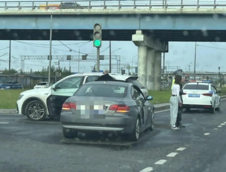 ДТП с участием Volkswagen и BMW произошло у торгового центра &laquo;Гранд Каньон&raquo;