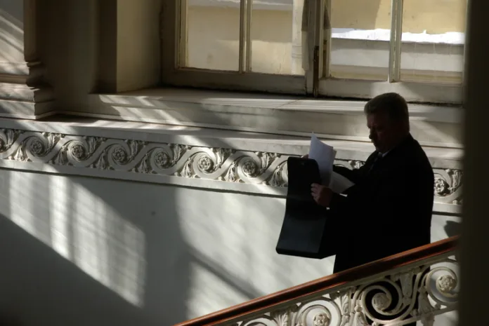 Половина петербуржцев поддерживает ограничения для релокантов на госслужбе