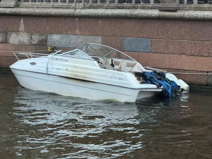 В Петербурге проводят проверку после возгорания катера на канале Грибоедова