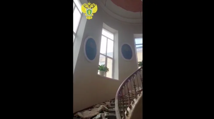 После обрушения потолка в выборгском вузе прокуратура начала проверку