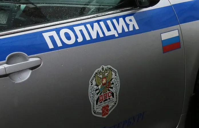 Подростка отправили под стражу за поджог автомобиля полиции в Петербурге