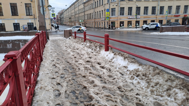 Городские службы вышли на улицы: как Петербург справляется с зимней стихией
