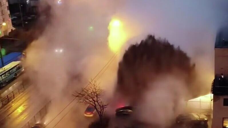 В Петербурге устраняют последствия аварии на трубопроводе
