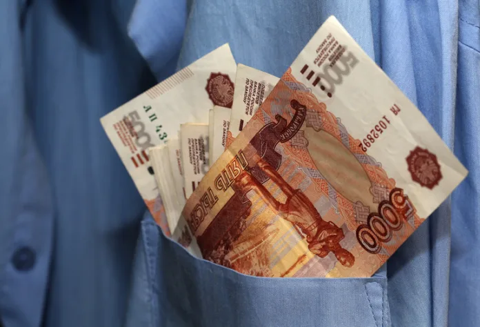 В Петергофе задержали трех вымогателей 1,4 млн рублей