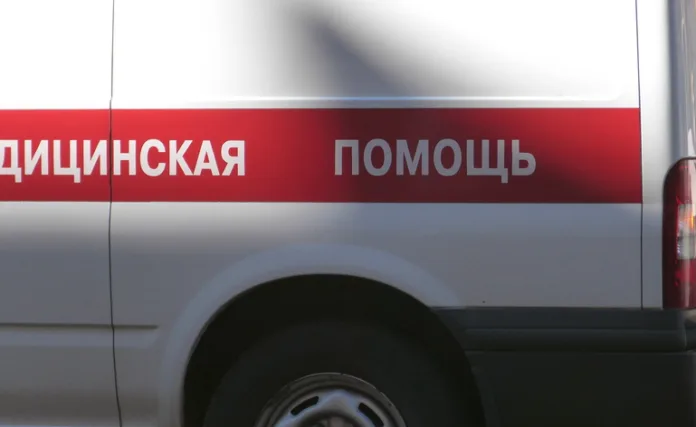 Женщина попала в больницу после падения вывески с фасада здания в Петербурге