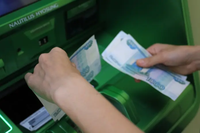 Судебные приставы взыскали с петербуржца почти 200 тысяч рублей алиментов