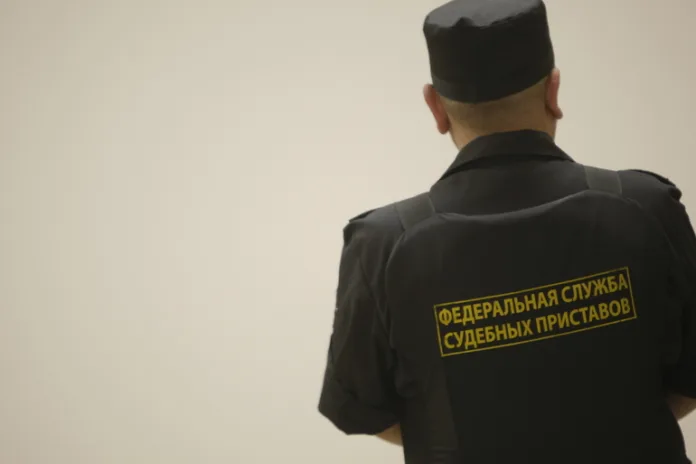 Укрытие в раскладном диване не помогло должнику спрятаться от приставов