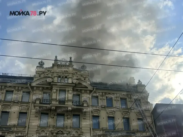 Пламя охватило 100 квадратных метров здания на Невском проспекте