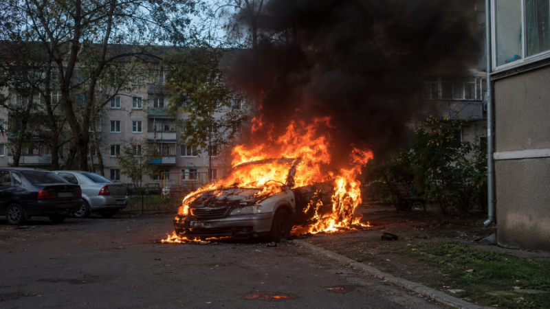 Огненная стихия на Краснопутиловской улице - автомобили пострадали за считанные минуты