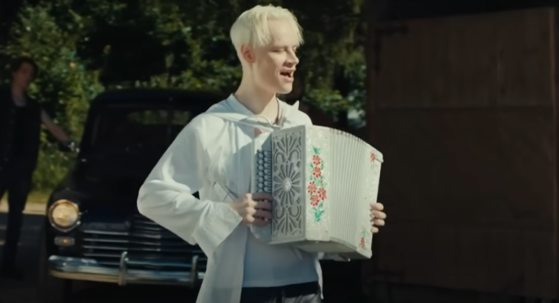 Певец SHAMAN растрогал зал песней о героях войны