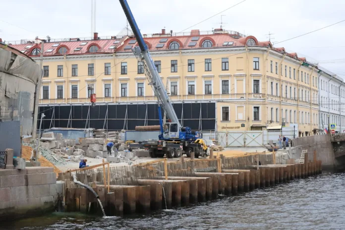 Специалисты приступили к реставрации Конюшенного ведомства в Петербурге