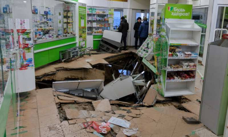Аптека провалилась под ногами: в Петербурге после ЧП людей разместили в школе