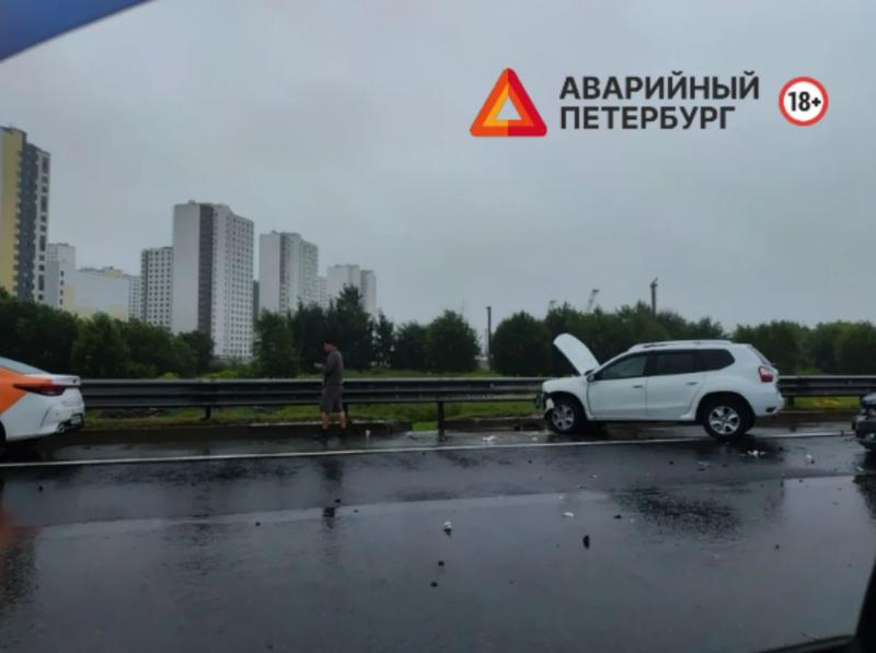 На КАД в Петербурге столкнулись два автомобиля
