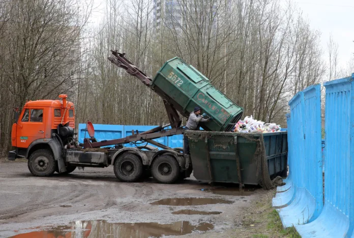 Петербуржцы жалуются на шум от тракторов под окнами в Центральном районе