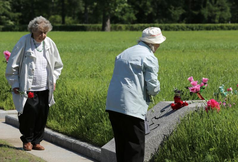 На кладбищах зарабатывают до 150 тысяч рублей в месяц: насколько это законно