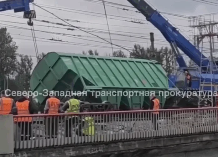 На станции Волковская в Петербурге сошли с рельсов два грузовых вагона
