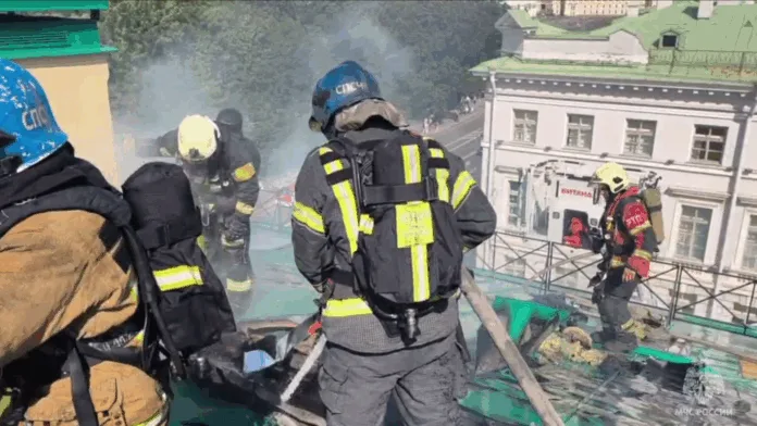 Пожарные эвакуировали 35 человек из горящего здания в центре Петербурга