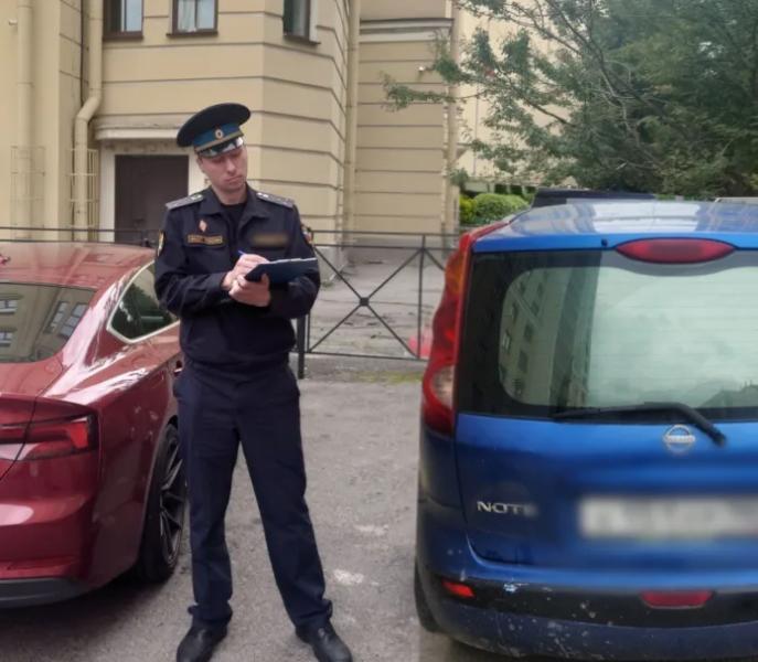 Системы видеонаблюдения помогли найти иномарку неплательщицы в Петербурге